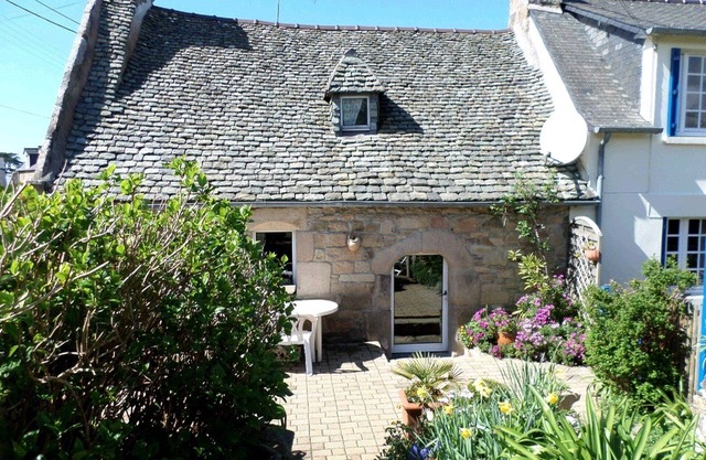 Petite Maison de Pecheur on the Pink Granite Coast
