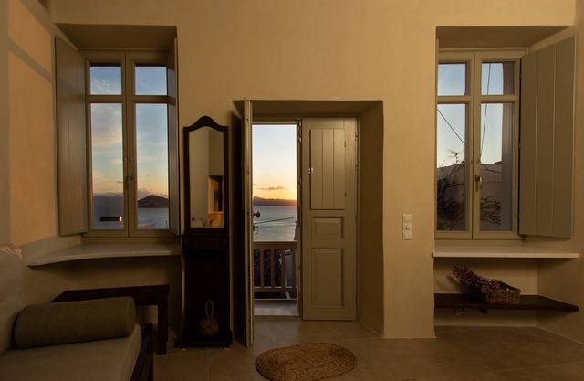 Petrino - Fully renovated Venetian Kastro apartment with sea views
