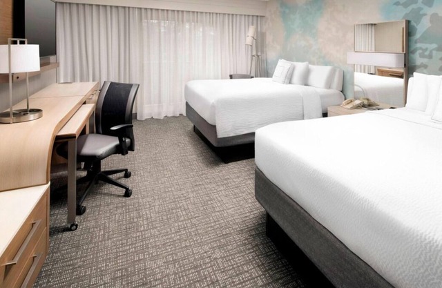 Pets Allowed! Minutes from Gordon Faber Recreation Complex, Indoor Pool!