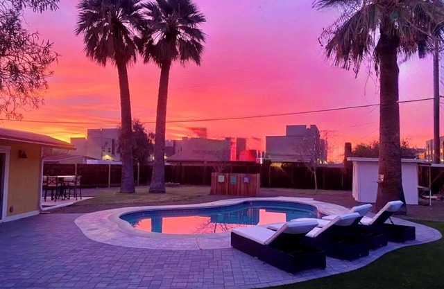 Pets Allowed+Oasis Home w/2BR & 4BDs w/Pool & BBQ & Events allowed