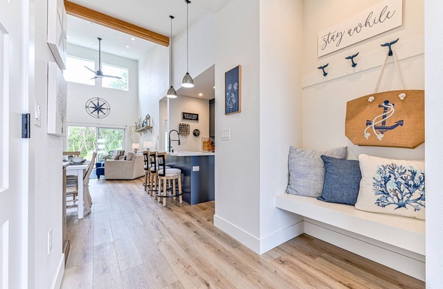Pets, Waterfront, Hot Tub, Fire Pit, Noon Checkout