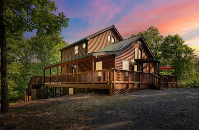 Pets? YES! 🐕 Hot Tub ★ Fire Pit ★ Pool Table ★ Steps to River Outfitters