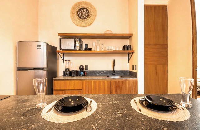 PGardn studio priv plunge, kitchen, sofa bd, TV, bathroom Fire pit, pool at Roof