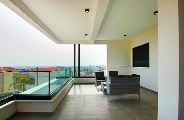 Phaedrus Living: Sea View Anna Residence 201