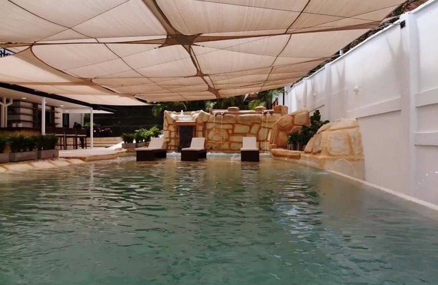Pharaos, 8 bedroom Luxury Villa, HEATED POOL/Jacuzzi 30 People.BACHELOR FRIENDLY