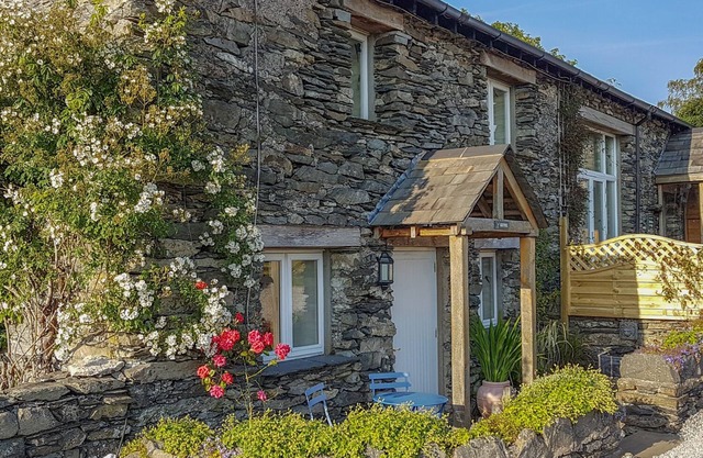 PHEASANT COTTAGE, pet friendly, character holiday cottage in Cartmel