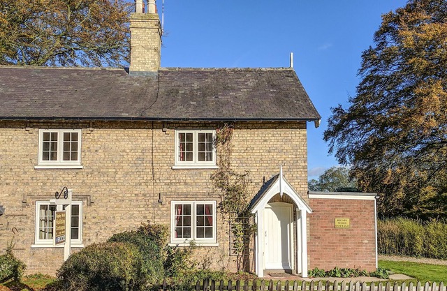 PHEASANT COTTAGE, pet friendly, with a garden in Rigsby