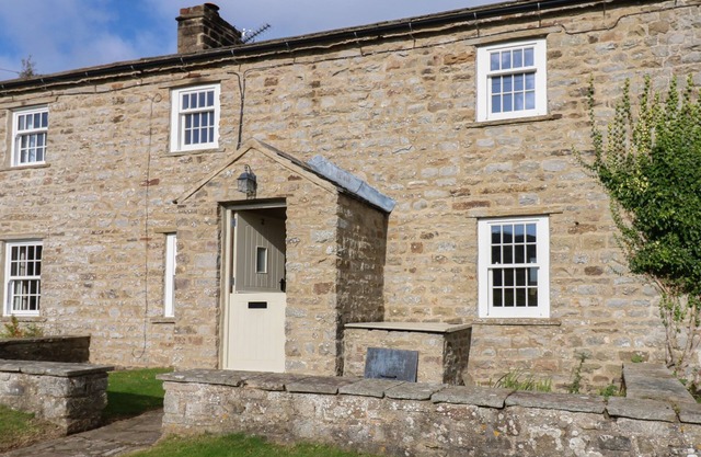 PHEASANT COTTAGE, pet friendly, character holiday cottage in Reeth