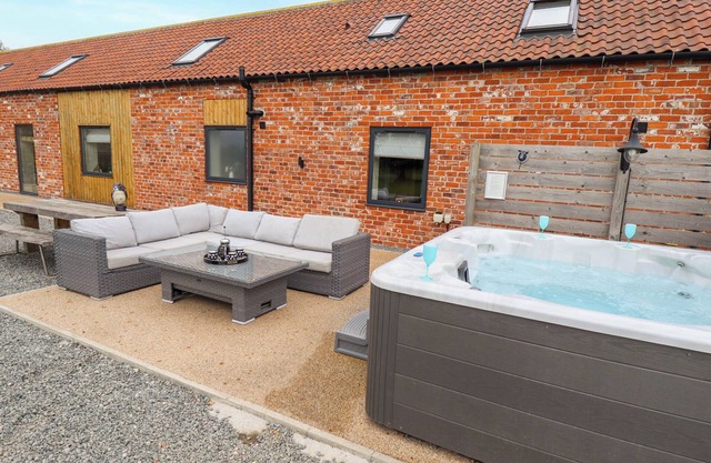 PHEASANT'S ROOST, pet friendly, with hot tub in Burton Pidsea
