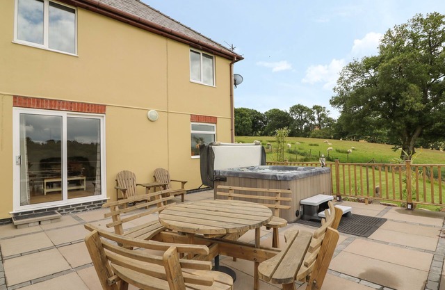 PHEASANT WOOD, family friendly, with hot tub in Howey