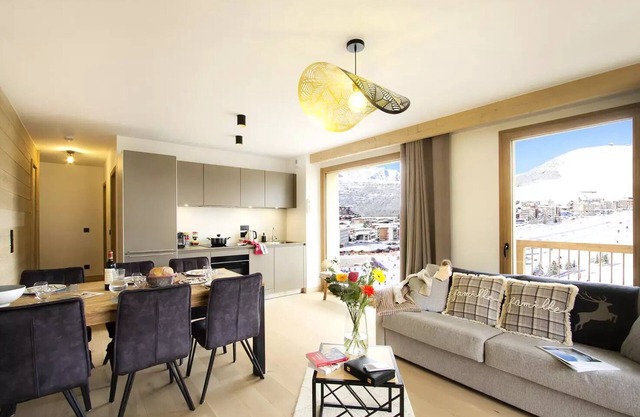 PHOC24 Sunny apartment with slope view