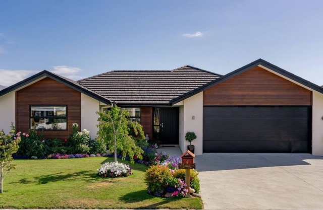 Phoenix Peace - Cromwell Holiday Home