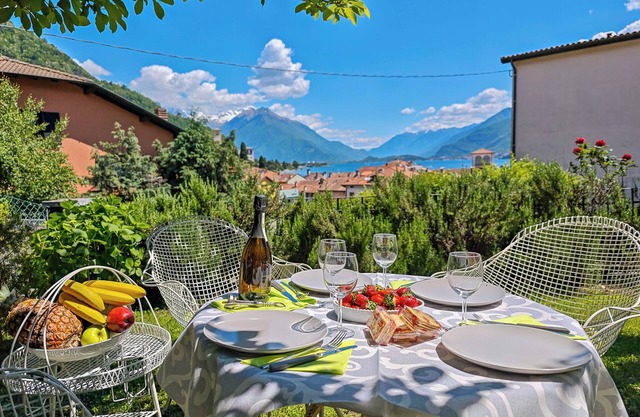 Pianoforte holiday flat with lake view