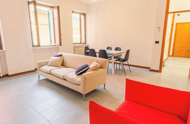 Piazza Garibaldi - Three Bedroom Apartment, Sleeps 6