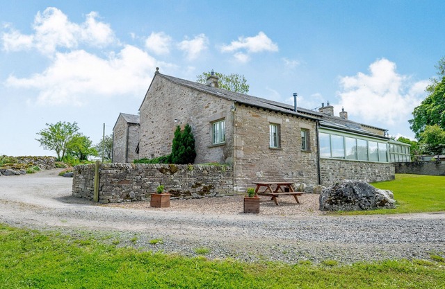 PICKLE COTTAGE, romantic, luxury holiday cottage in Kirkby Lonsdale