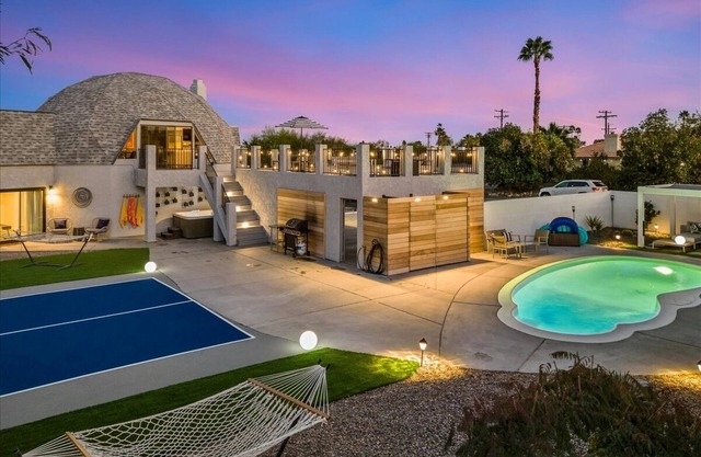 Pickleball, huge yard w/games, cool pool vibes