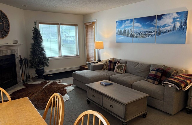 Pico F305, wonderful updated unit with ski on ski off access to Pico Mountain.