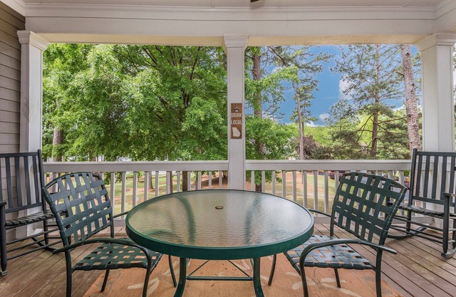 Picture perfect Marina Cove Escape with lake views!