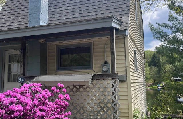 Picturesqe Lake home near historic downtown Littleton