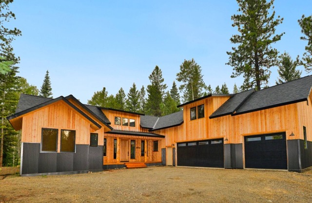 Picturesque Cedar Retreat w/Hot Tub