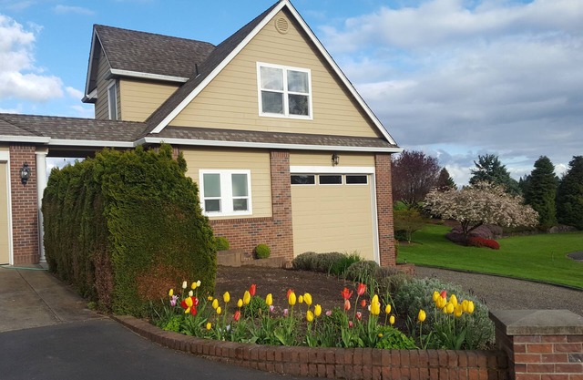 Picturesque Country Setting-10 Minutes from I-5/I-205 Access!