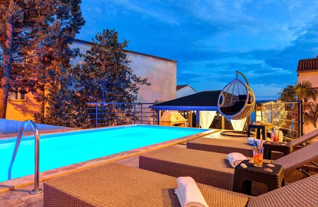 Picturesque flat just 150 metres from the beach with jacuzzi, pool, sea view, billiards
