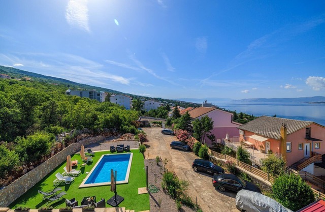 Picturesque flat just 350 metres from the beach with panoramic sea views, pool, outdoor shower