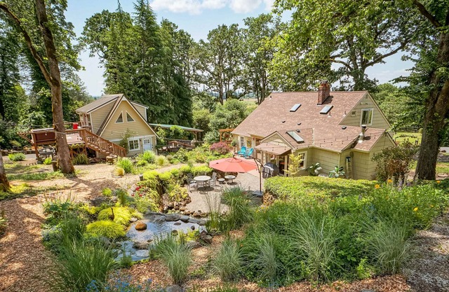 Picturesque ‘Hoffman Woods Estate’ on Vineyard!