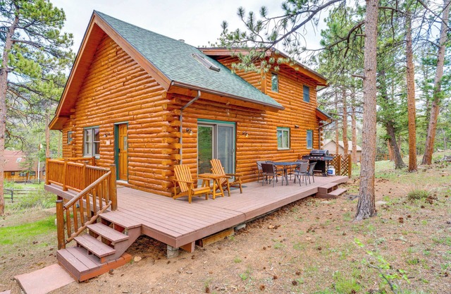 Picturesque Log Cabin in Estes Park: 9 Mi. to RMNP