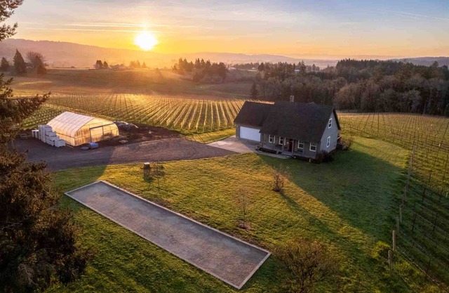 Picturesque Vineyard and Valley Views, Quiet and Private Setting, Huge Deck, *Complimentary Wine*