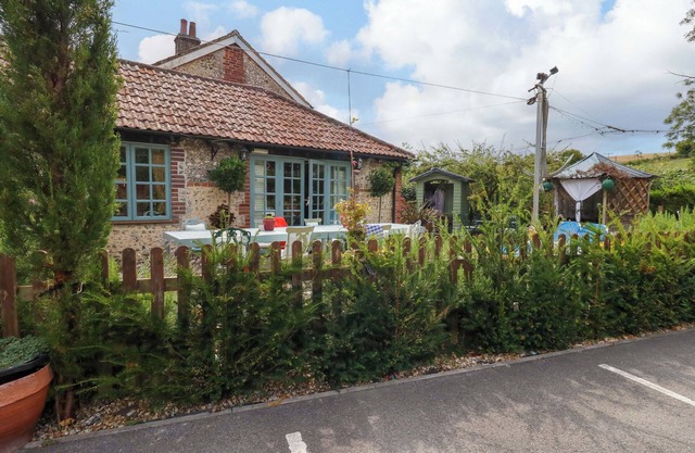 PIDDLE INN, pet friendly, with a garden in Piddletrenthide