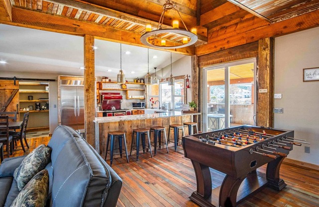 Pieper Mansion - Historic Charm & Modern Comfort!
