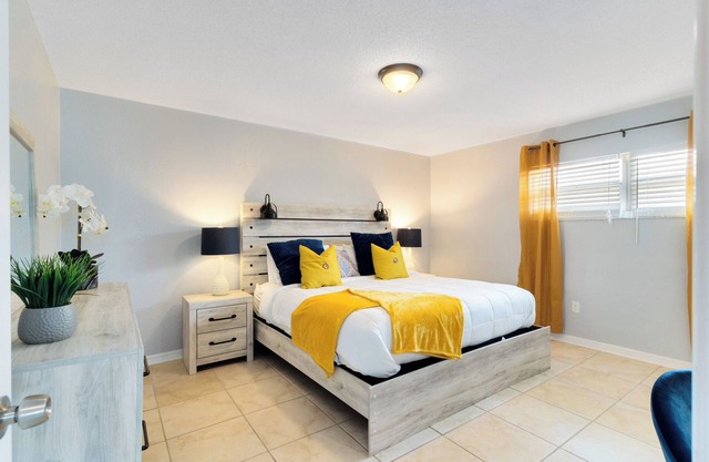 Pierview~ Walk to the beach, Pool, BBQ, Gym, Games