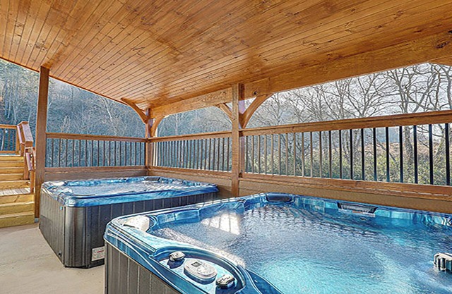 Pigeon Forge - 12 Suites Lodge - 12 Bedrooms - Sleeps 48