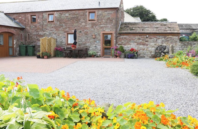PIGGERY COTTAGE, pet friendly, with a garden in Wigton