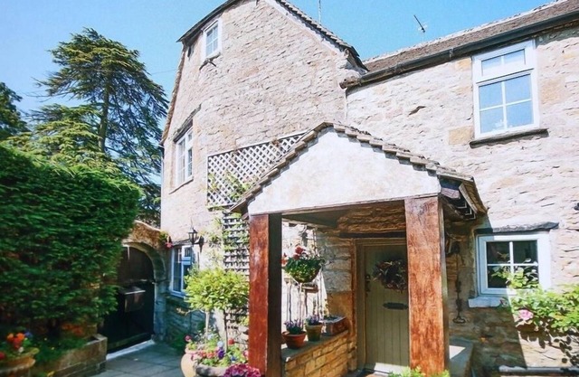 PIKE COTTAGE, family friendly, with open fire in Stow-On-The-Wold