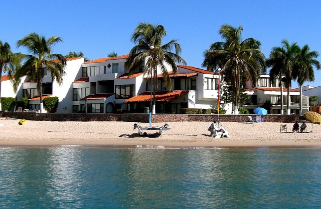 Pilar Beachfront, huge porch, palms, hear waves 24/7, 3BR & 1 BR Beach Condos