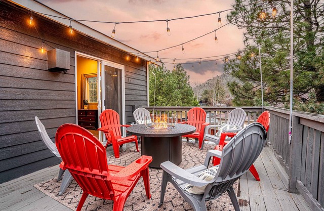 Pilot Butte Retreat | Hot Tub, Pool Table, Fam Fun