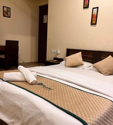 Pinaki Comfort Stay Malad - Near Nesco & Oberoi Mall