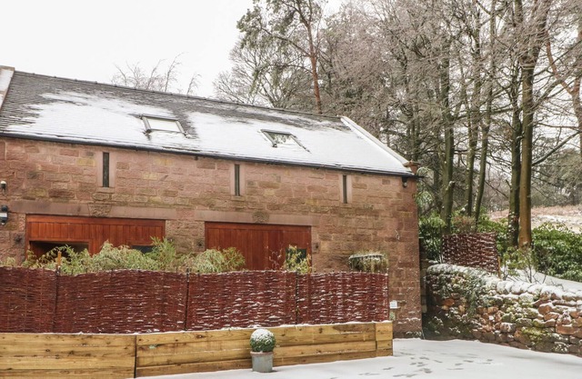 PINE COTTAGE, family friendly, with hot tub in Upper Hulme