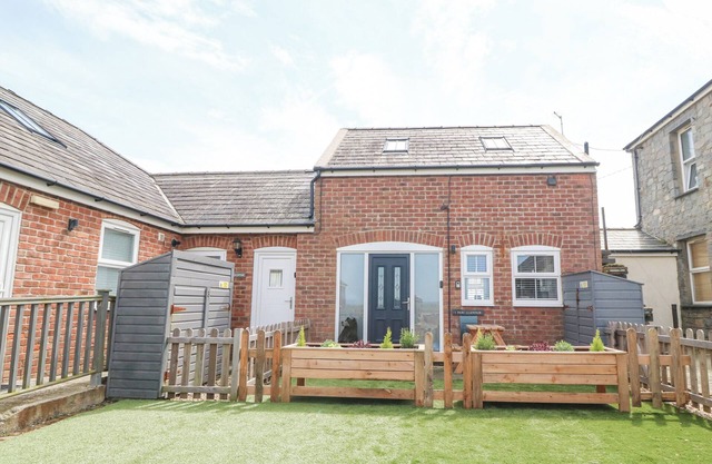 PINE COTTAGE, pet friendly, country holiday cottage in Dinas Dinlle