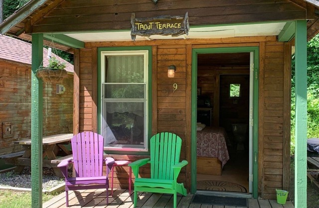 Pine Crest Motel And Cabins