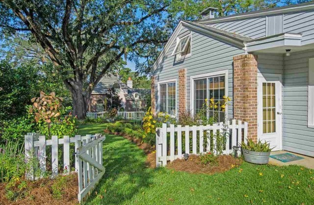 Pine Hill Gardens in perfect Midtown Location
