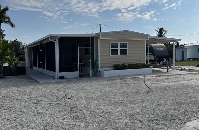 Pine Island Retreat 2/2 on Canal!!