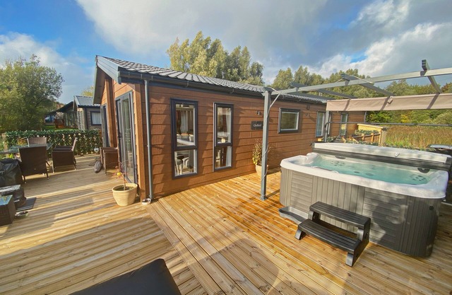 PINE LAKE VIEW, pet friendly, luxury holiday cottage in Carnforth