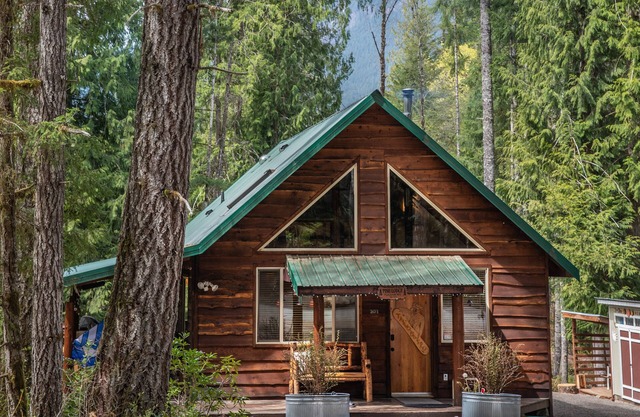 Pine Lodge Sleeps 12 Fees for 7+ Hot Tub AC EV Charger Pets