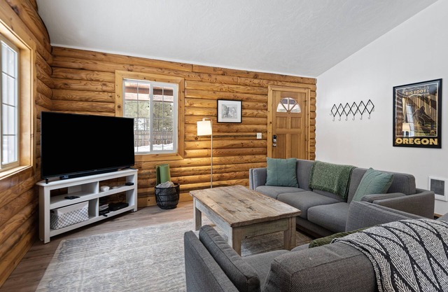 Pine Loop Log Cabin - 3 bedrooms /1 Bath, Hot Tub, Dog-Friendly