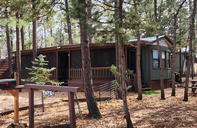 Pine &Peaks Retreat Charming 1-Bedroom House with Casita sleeps 5 in Pinetop, AZ
