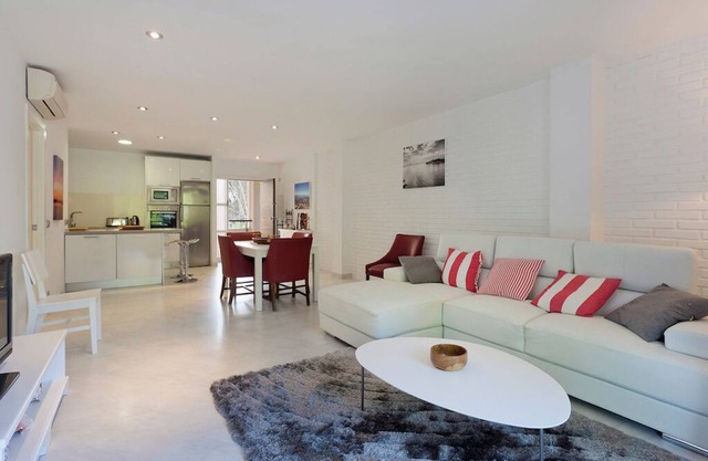 Pine Walk Apartment close to beach and shops