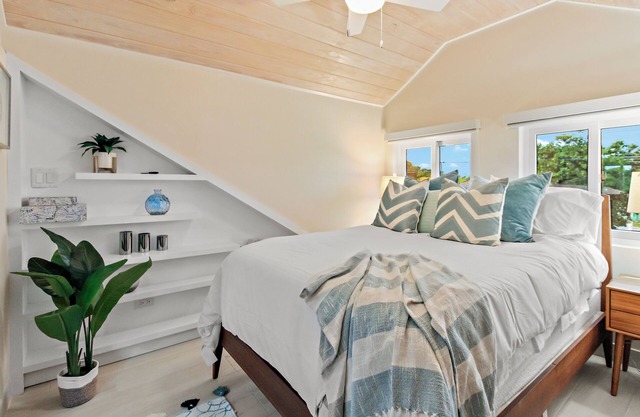Pineapple Loft Villa (1 Bedroom + Sofa Bed), Bahamas Breeze & Boat Life- Stay Right On The Canal!